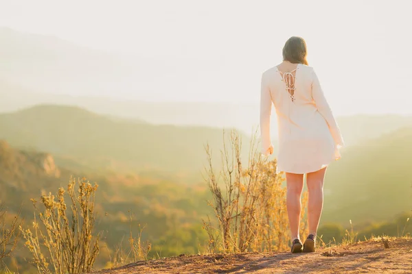 在日出的山谷站在白色礼服的年轻混合种族妇女 — 图库照片