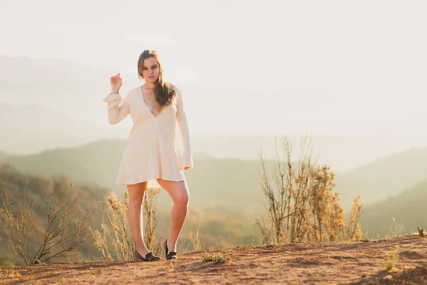 Joven Mujer Raza Mixta Vestido Blanco Pie Sobre Valle Amanecer — Foto de Stock