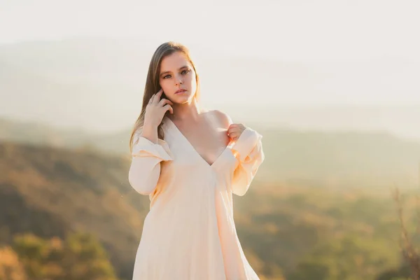 Молодая Женщина Смешанной Расы Белом Платье Стоящая Над Долиной Рассвете — стоковое фото