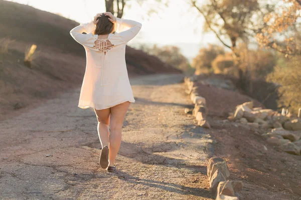 Молодая Женщина Смешанной Расы Белом Платье Идущая Дороге Рассвете Лесу — стоковое фото