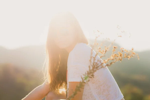 Молодая Женщина Смешанной Расы Белой Рубашке Коротких Шортах Позирует Валуне — стоковое фото