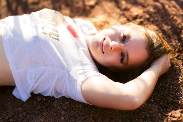 Молодая Женщина Смешанной Расы Белой Рубашке Коротких Шортах Лежащих Пепле — стоковое фото