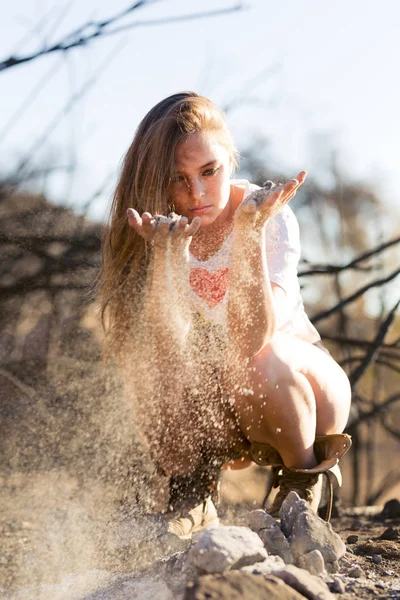 Молодая Женщина Смешанной Расы Белой Рубашке Коротких Шортах Играющая Пеплом — стоковое фото