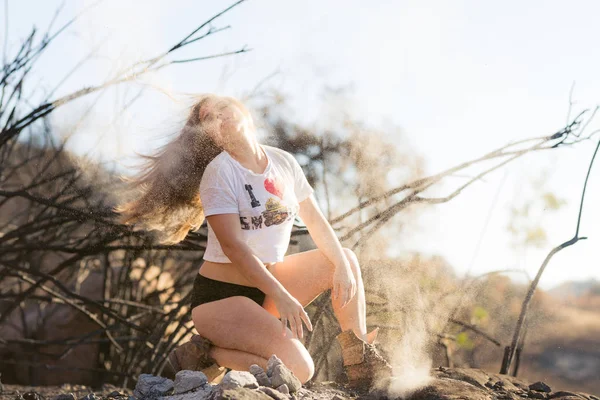 Молодая Женщина Смешанной Расы Белой Рубашке Коротких Шортах Играющая Волосами — стоковое фото