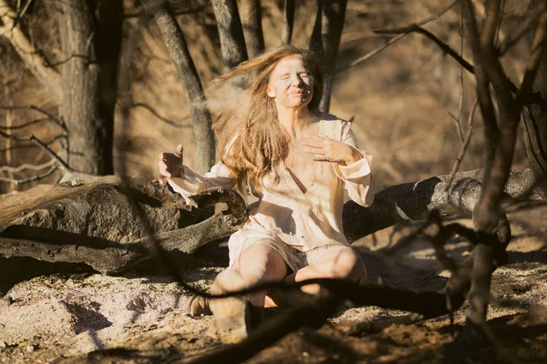Külleri kapalı iken söndürülmesi güç ateş tarafından karışık ırk kadın saç forest yakınındaki oynamaktan beyaz elbiseli yok genç yakın çekim