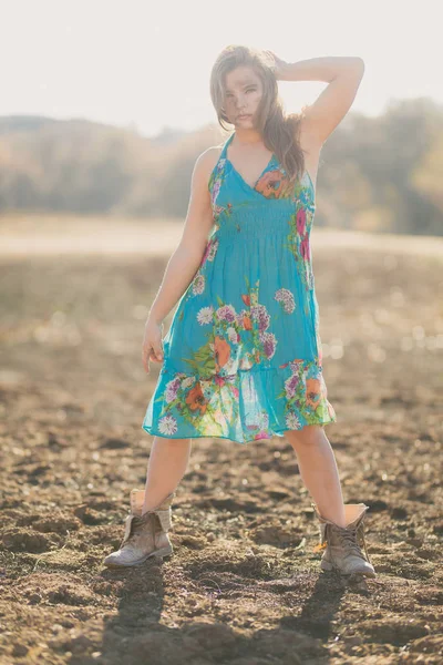 Mutlu Genç Karışık Irk Kadın Mavi Elbiseli Külleri Kapalı Iken — Stok fotoğraf