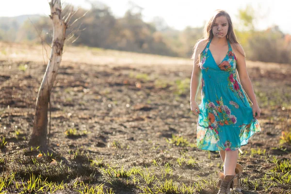 Feliz Joven Mujer Raza Mixta Vestido Azul Posa Campo Destruido — Foto de Stock