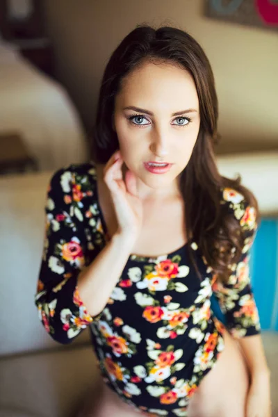 Jonge Kaukasische Vrouw Floral Leotard Blote Benen Versteld Bank — Stockfoto
