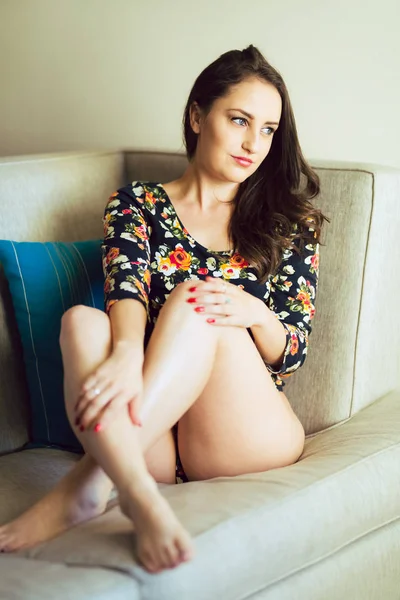 Young Caucasian Woman Floral Leotard Bare Legs Reclines Sofa — Stock Photo, Image