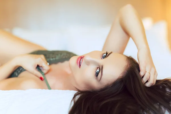 Junge Kaukasische Frau Grünen Dessous Posiert Auf Dem Bett — Stockfoto