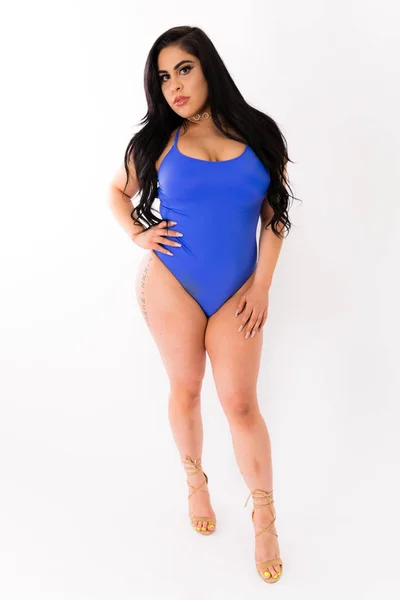 Junge Size Hispanische Frau Blauem Einteiler Und High Heels Posiert — Stockfoto