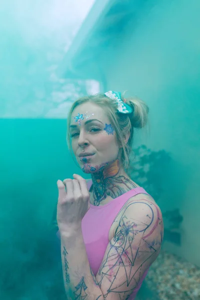 Amplio Retrato Mujer Rubia Caucásica Con Tatuajes Usando Bomba Humo — Foto de Stock