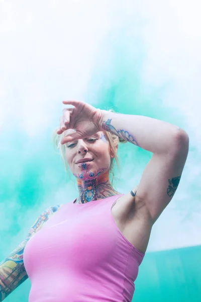 Amplio Retrato Mujer Rubia Caucásica Con Tatuajes Usando Bomba Humo — Foto de Stock