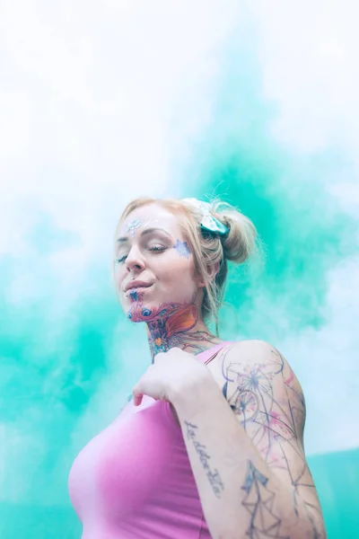Amplio Retrato Mujer Rubia Caucásica Con Tatuajes Usando Bomba Humo — Foto de Stock