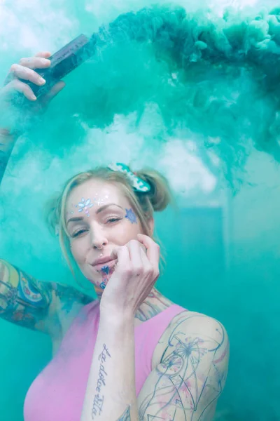 Amplio Retrato Mujer Rubia Caucásica Con Tatuajes Usando Bomba Humo — Foto de Stock