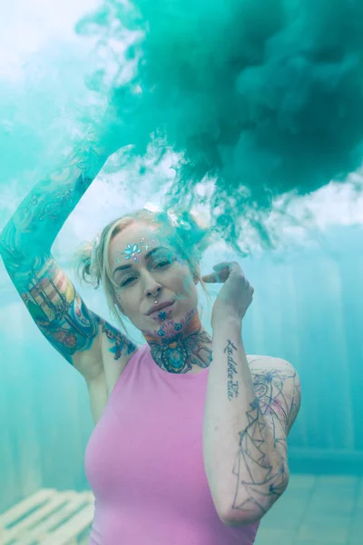 Amplio Retrato Mujer Rubia Caucásica Con Tatuajes Usando Bomba Humo — Foto de Stock