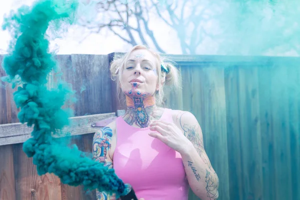 Широкий Портрет Белокурой Белокурой Женщины Татуировками Использованием Зеленой Дымовой Шашки — стоковое фото