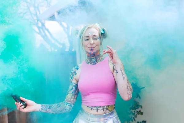 Amplio Retrato Mujer Rubia Caucásica Con Tatuajes Usando Bomba Humo — Foto de Stock