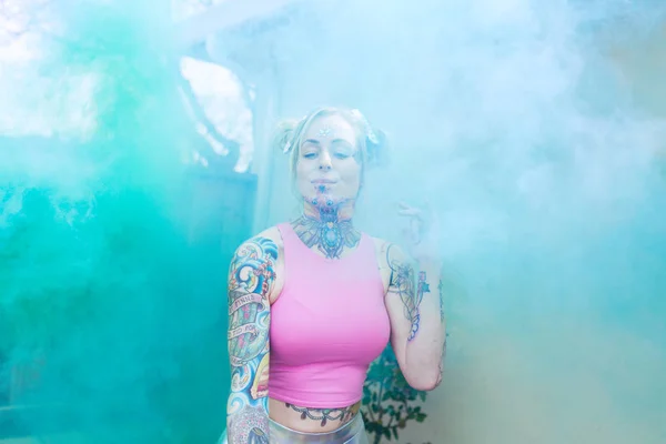Amplo Retrato Mulher Loira Caucasiana Com Tatuagens Usando Bomba Fumaça — Fotografia de Stock