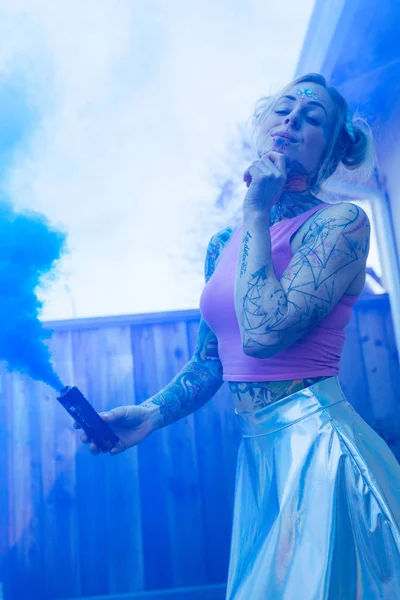 Amplio Retrato Mujer Rubia Caucásica Con Tatuajes Usando Bomba Humo — Foto de Stock