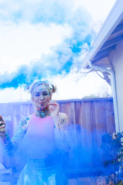 Широкий Портрет Белокурой Белокурой Женщины Татуировками Использованием Голубой Дымовой Шашки — стоковое фото