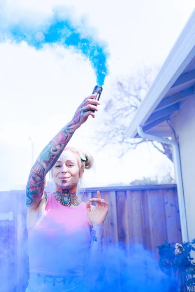 Широкий Портрет Белокурой Белокурой Женщины Татуировками Использованием Голубой Дымовой Шашки — стоковое фото