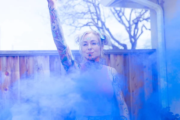 Amplo Retrato Mulher Loira Caucasiana Com Tatuagens Usando Bomba Fumaça — Fotografia de Stock