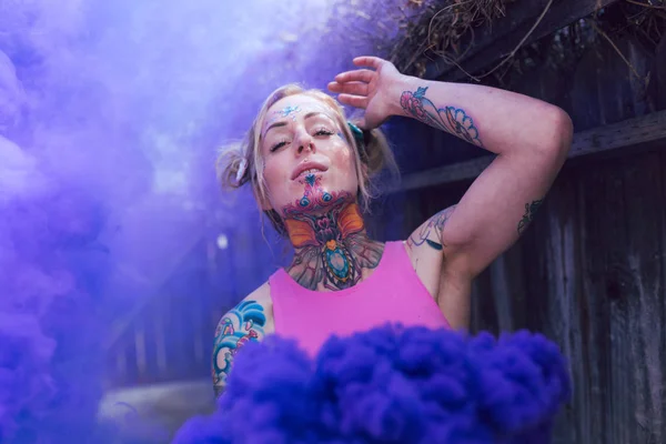 Amplio Retrato Mujer Rubia Caucásica Con Tatuajes Usando Bomba Humo — Foto de Stock