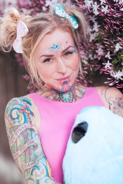 Широкий Портрет Блондинки Білої Білої Жінки Татуюваннями Тримають Опудала Тварин — стокове фото