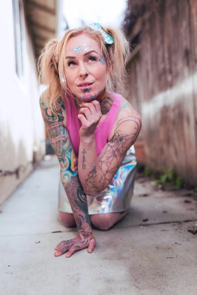 Amplio Retrato Mujer Rubia Caucásica Con Tatuajes Una Ubicación Urbana — Foto de Stock