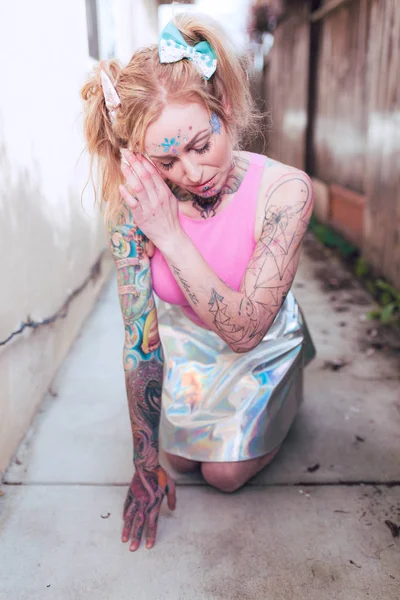 Amplio Retrato Mujer Rubia Caucásica Con Tatuajes Una Ubicación Urbana — Foto de Stock