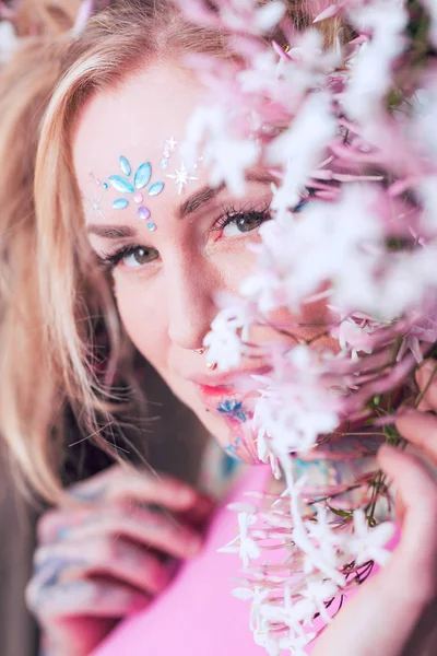 Těsné Portrét Kavkazské Blondýnka Tetováním Poblíž Růžové Květy — Stock fotografie