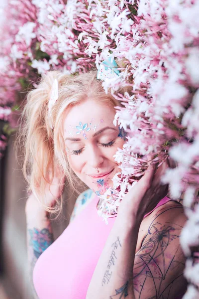 Тесный Портрет Белокурой Белокурой Женщины Татуировками Возле Розовых Цветов — стоковое фото