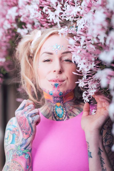 Тесный Портрет Белокурой Белокурой Женщины Татуировками Возле Розовых Цветов — стоковое фото