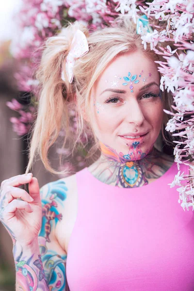 Retrato Apretado Mujer Rubia Caucásica Con Tatuajes Cerca Flores Rosadas — Foto de Stock