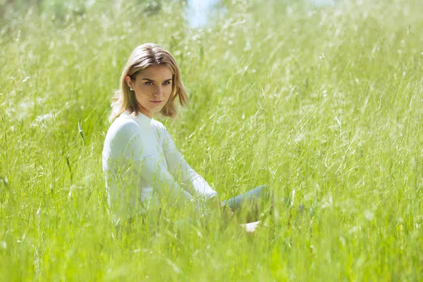 Atractiva Joven Rubia Caucásica Mujer Top Blanco Apretado Denim Posando — Foto de Stock