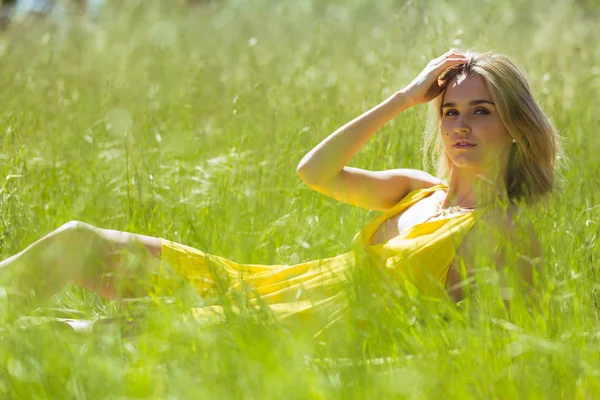 Привлекательная Молодая Белокурая Белая Женщина Тонком Желтом Солнечном Платье Позирует — стоковое фото