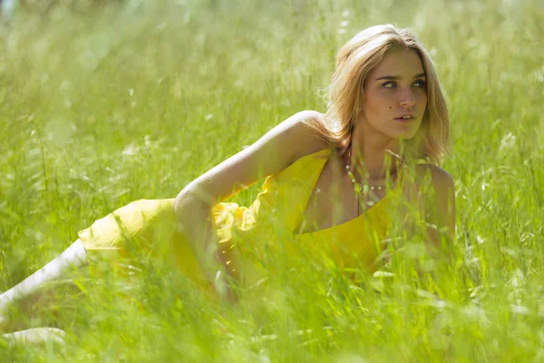 Привлекательная Молодая Белокурая Белая Женщина Тонком Желтом Солнечном Платье Позирует — стоковое фото