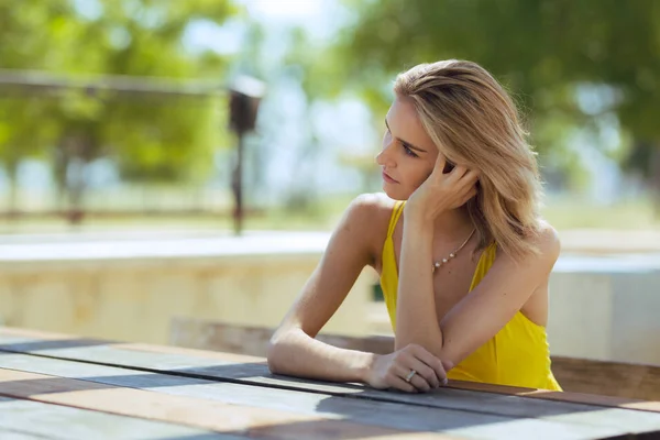 Atractiva Joven Rubia Caucásica Delgado Vestido Sol Amarillo Posando Fuera — Foto de Stock