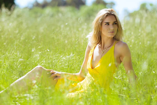 Atraktivní Mladá Blondýna Kavkazský Žena Tenké Žluté Slunce Šaty Pózuje — Stock fotografie