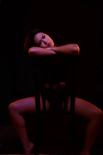 Ajuste Jovem Mulher Asiática Preto Uma Peça Posa Uma Cadeira — Fotografia de Stock