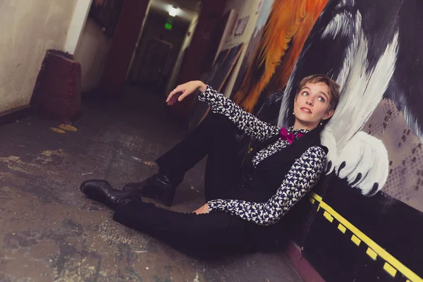 ボタンアップシャツとネクタイの奇妙な女性は カラフルな廊下でポーズ — ストック写真