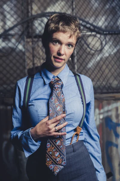 Queer Mulher Vestida Terno Gravata Posa Uma Localização Industrial Grungy — Fotografia de Stock