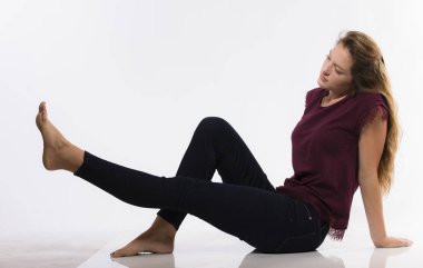 güzel genç kız stüdyoda poz 