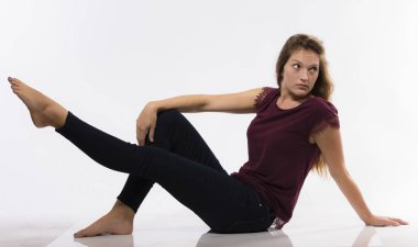 güzel genç kız stüdyoda poz 