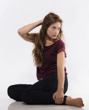 güzel genç kız stüdyoda poz 