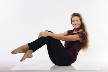 güzel genç kız stüdyoda poz 