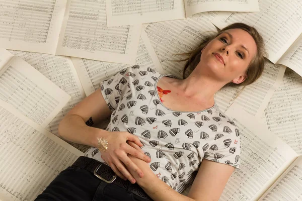 Joven Mujer Hipster Caucásica Con Camisa Música Encuentra Partituras Una — Foto de Stock