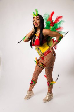 Uygun genç koyu saçlı karışık ırk kadın Carnaval kostüm ve spor ayakkabıları temiz beyaz arka plan üzerinde poz