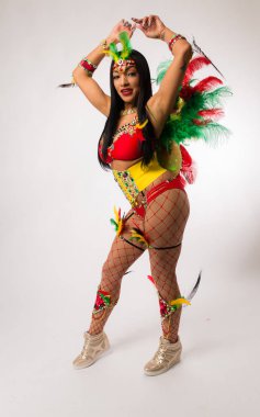 Uygun genç koyu saçlı karışık ırk kadın Carnaval kostüm ve spor ayakkabıları temiz beyaz arka plan üzerinde poz